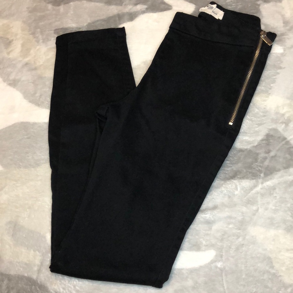 H&M: Black Cropped Pants